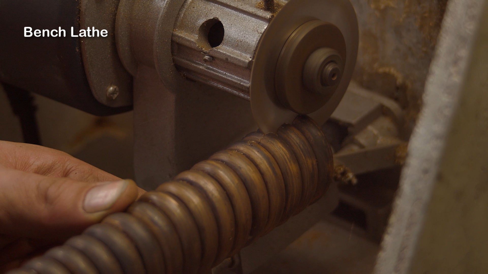 cutting gold coil to form links